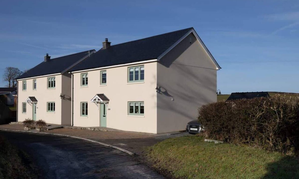 Llandovery Cottage | Brecon Beacons Retreat | 2 Cottages | Hot tub