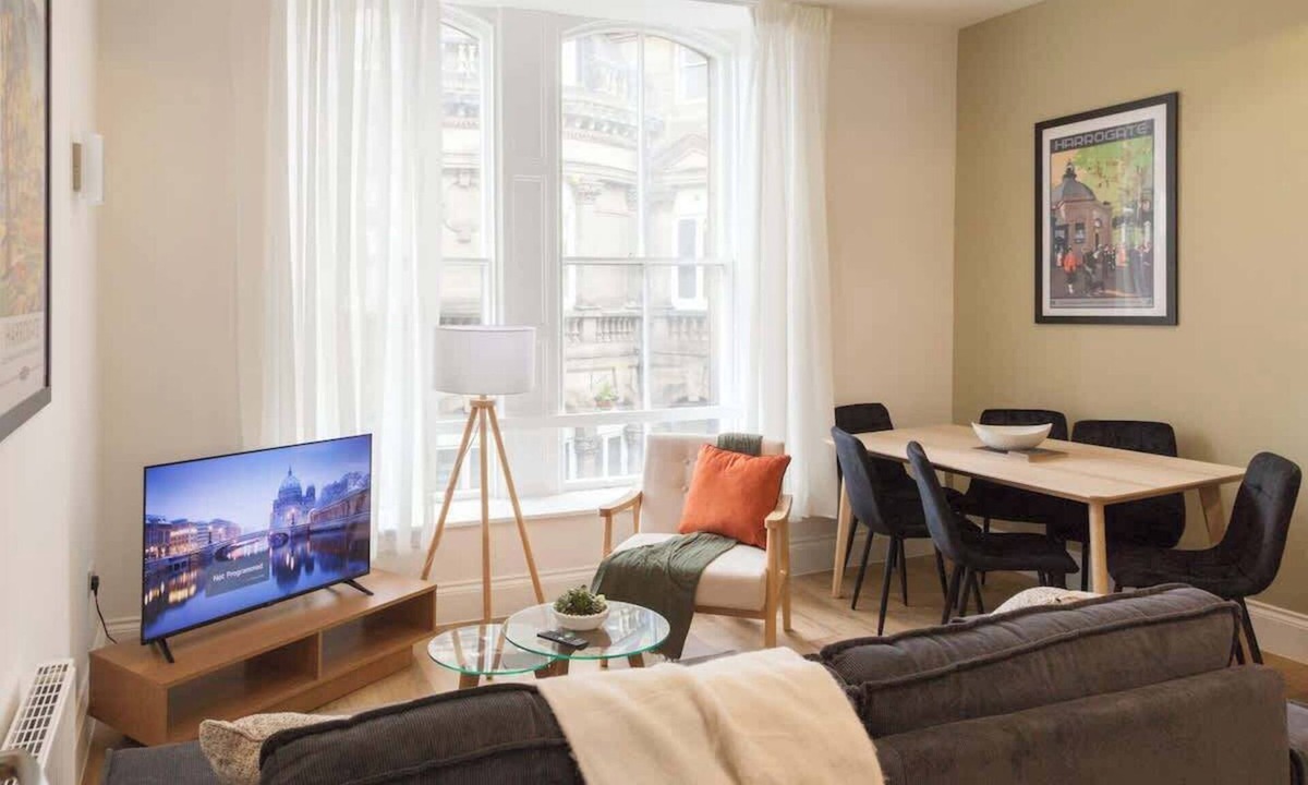 Harrogate City Centre Apartment | Bright 2-Bed Flat - Harrogate Town Centre - 4 Bed