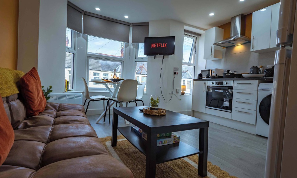 Roath House | Bright 3BR Duplex Steps from Shops & Dining