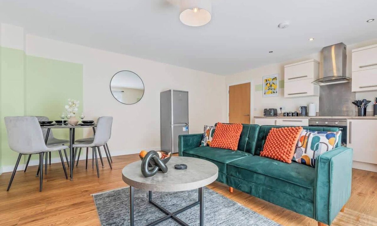 Leicester City Centre Apartment | Bright 3BR Leicester Home with Private Patio