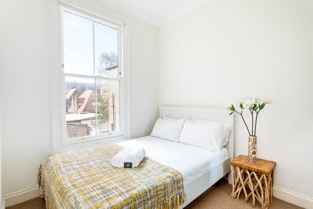 St. Helen's Apartment | Bright and Spacious Notting Hill Nest
