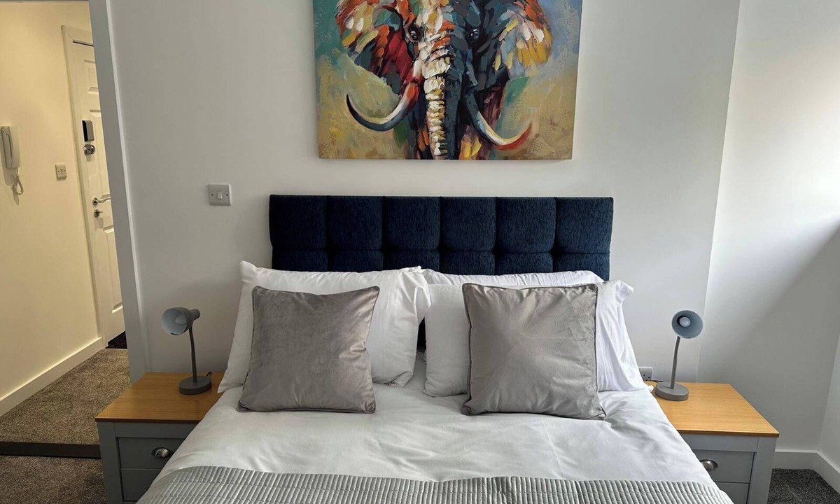 Hull Old Town Apartment | Bright & Cozy Hull Stay