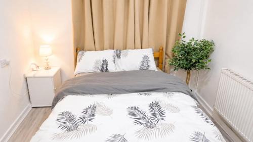 Wolverhampton House | Bright Double Room with Work Desk & Fast Wi-Fi