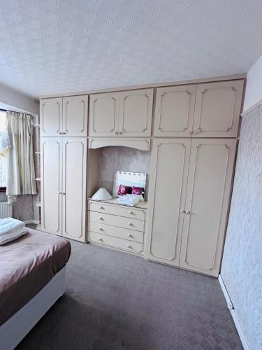 Bramcote House | Bright Double Room Opposite Wollaton Hall & Deer Park , Free Parking