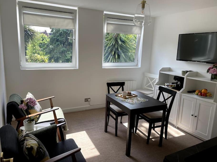 Munster Apartment | Bright & modern 1-bed flat in the heart of Fulham