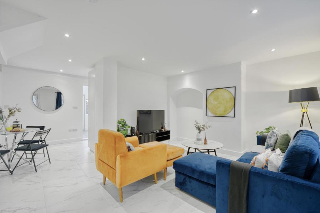 Hale House | Bright Modern Edgware Home with Garden & Parking Sleeps 6