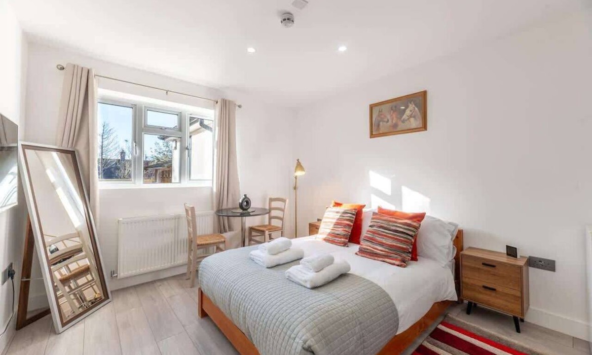 Epsom Condo | Bright & Modern Studio Near London, EV Charger
