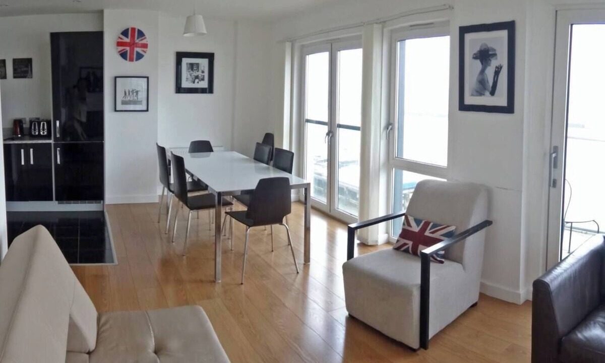 Peninsula Apartment | Bright Riverside 3 Bedroom Apartment near O2