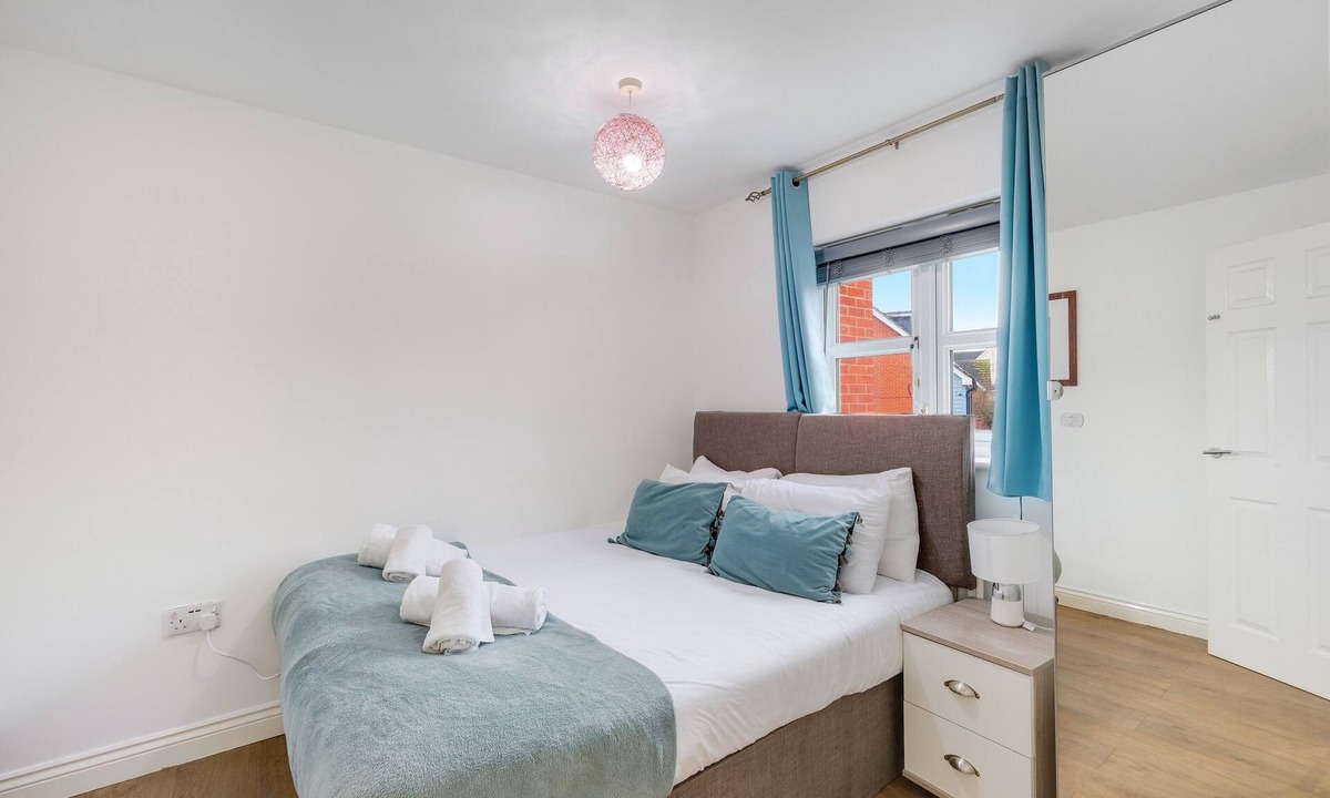 Slough House | Bright & Spacious 3-Bed, 2-Bath Home in Graylands Close
