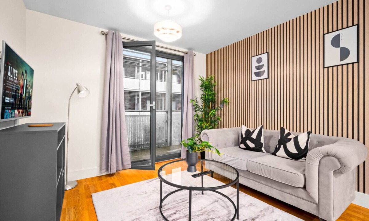 Theatreland Birmingham Apartment | Bright Spacious Apartment - Parking - Balcony - China Town