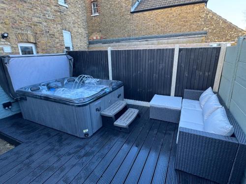 Herne Bay Villa | Broadway Beach Terrace with Private Hot Tub & free parking