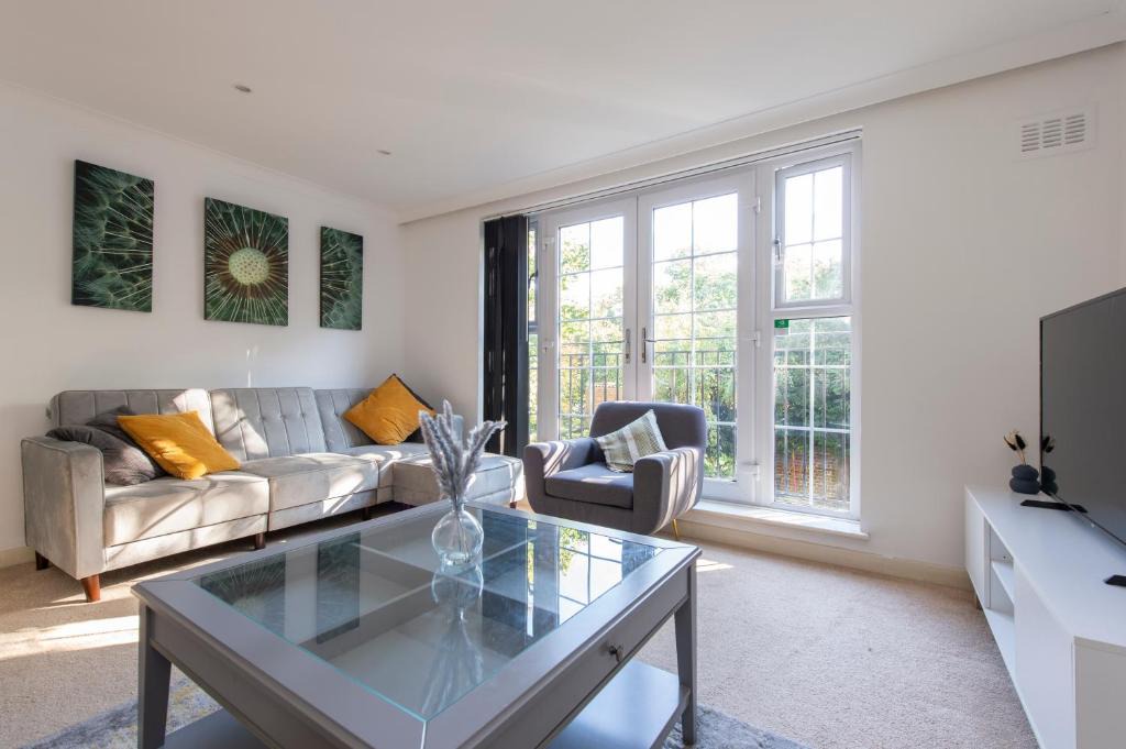 London Borough of Bromley Apartment | Bromley Base, Work Stay, Spacious, Free Parking