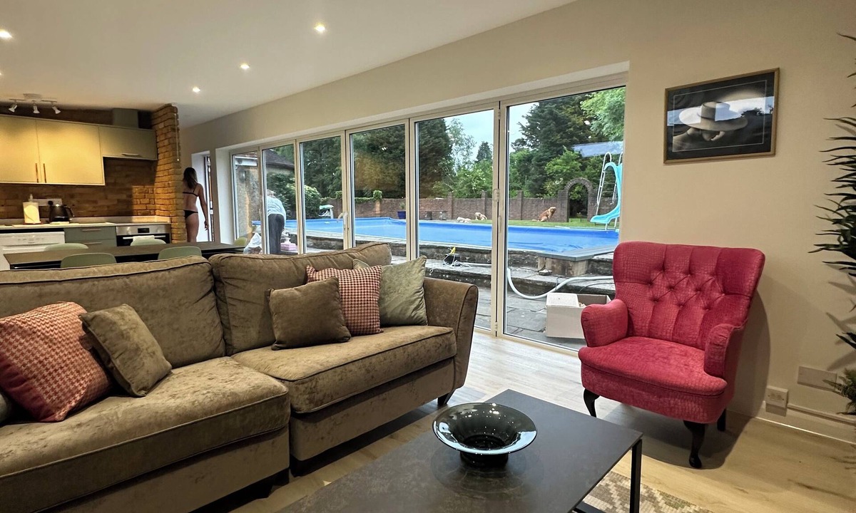 Coulsdon House | Bungalow with Heated Outdoor Swimming Pool