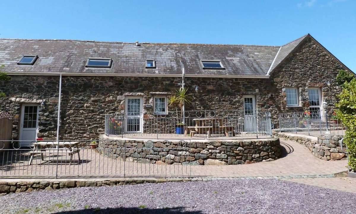 Garn Fadryn House | Bythynnod Sarn Group Cottages