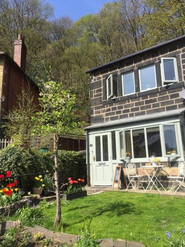 Hebden Bridge House | Calderside Cottage (2 BDR Central Hebden Bridge)
