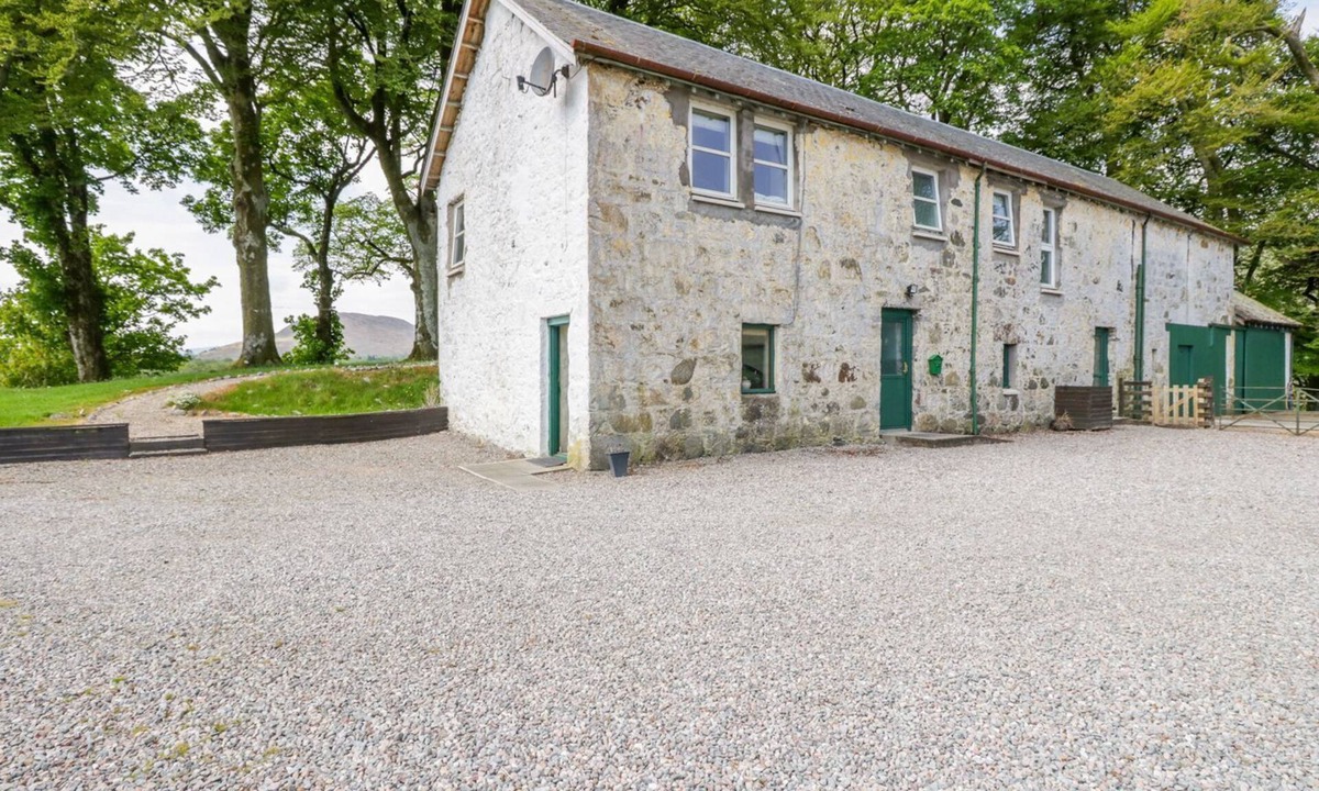 Muirshearlich Cottage | CAMISKY STEADING, pet friendly, with open fire in Fort William