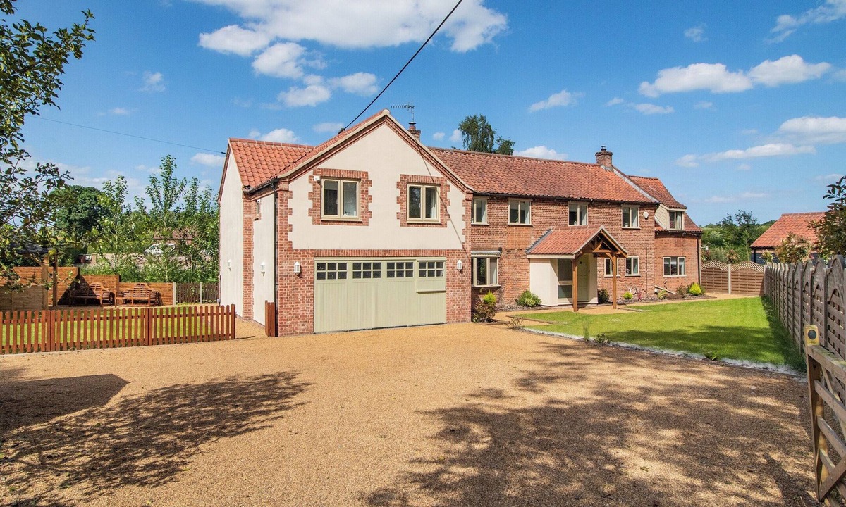 Swafield Cottage | Canal View House - UK39363