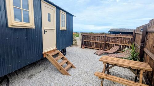 St Just Apartment | Cape Cornwall Shepherds hut with vast sea views