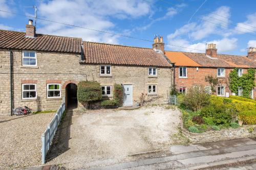 Low Catton House | Carr Cottage - sleeping 4 and welcoming dogs