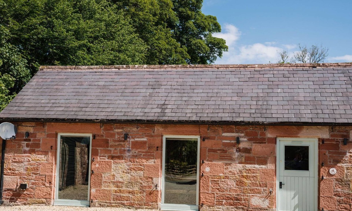 Carlisle Cottage | CARWINLEY MILL HOUSE COTTAGE, pet friendly, with hot tub in Longtown