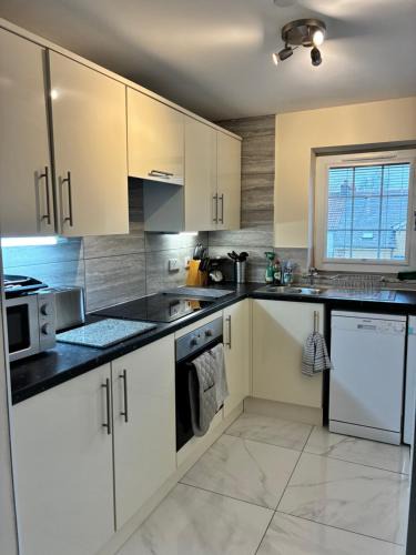 Caerphilly House | Castell Cottages Central with Parking