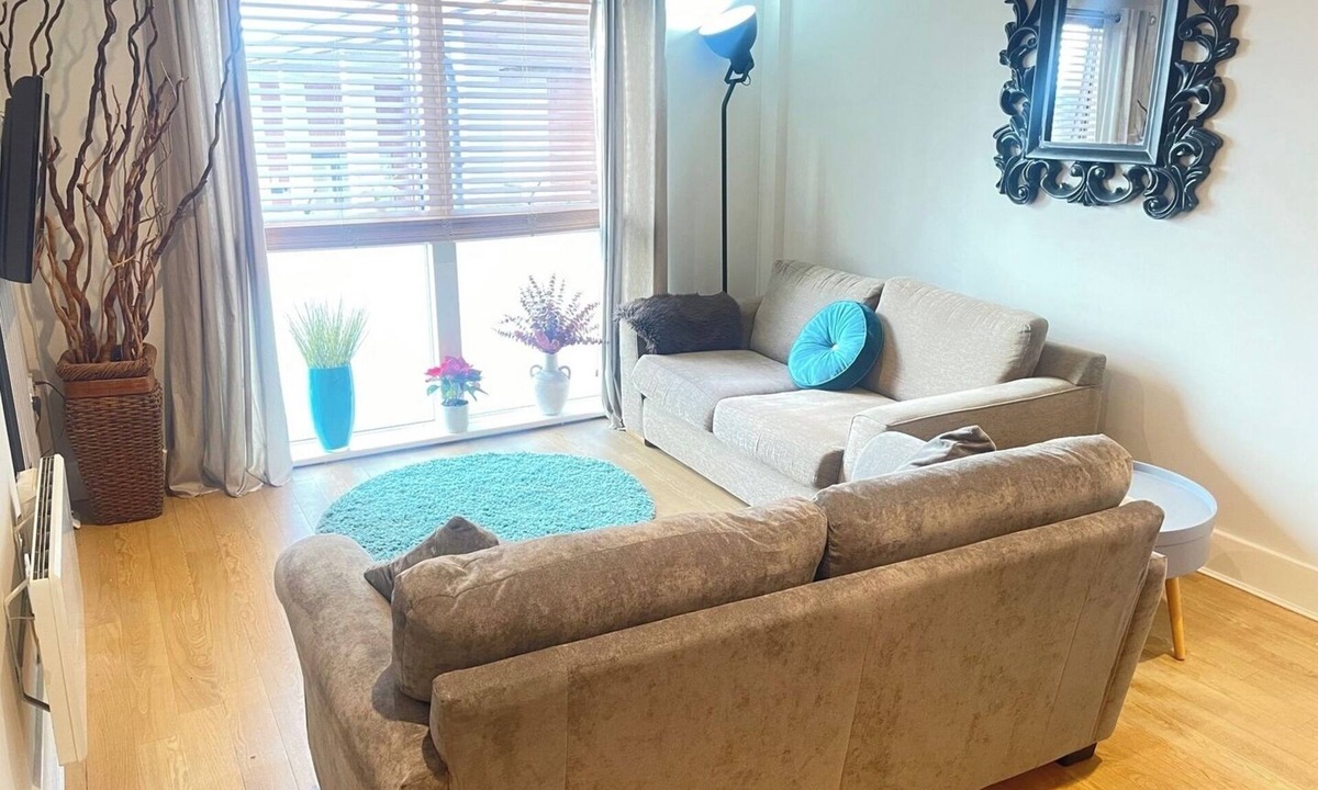 Epsom Apartment | Central 1BR Flat for up to 4 - Lift Access