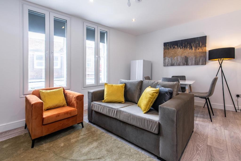 Basingstoke Apartment | Central 2BR Apt Basingstoke Near Shops & Transport