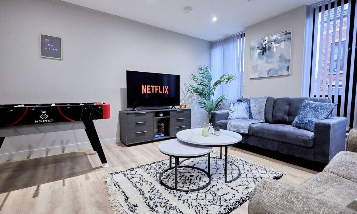 Birmingham City Centre Apartment | Central Birmingham Getaway: Luxury 2-Bedroom, Netflix, Games & Parking