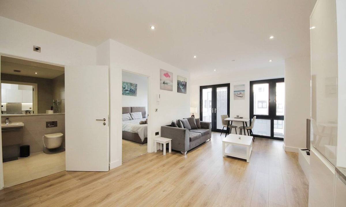 Barnt Green Apartment | Central Solihull 1-Bed | Parking WiFi NEC