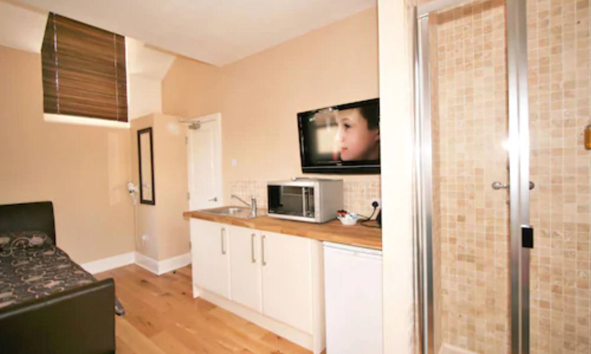 Cheltenham Hotel | Central Studios Gloucester Road by Rooms Booked - Free Parking