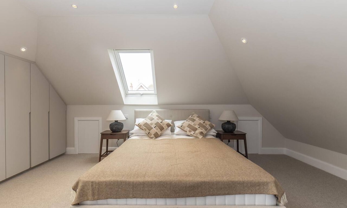 Surbiton Hill Apartment | Central Surbiton Studio | Walk to Station - Pass the Keys