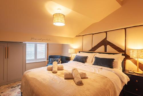 Whitchurch Apartment | Central Whitchurch - Lowcross House Guest Bedroom 6