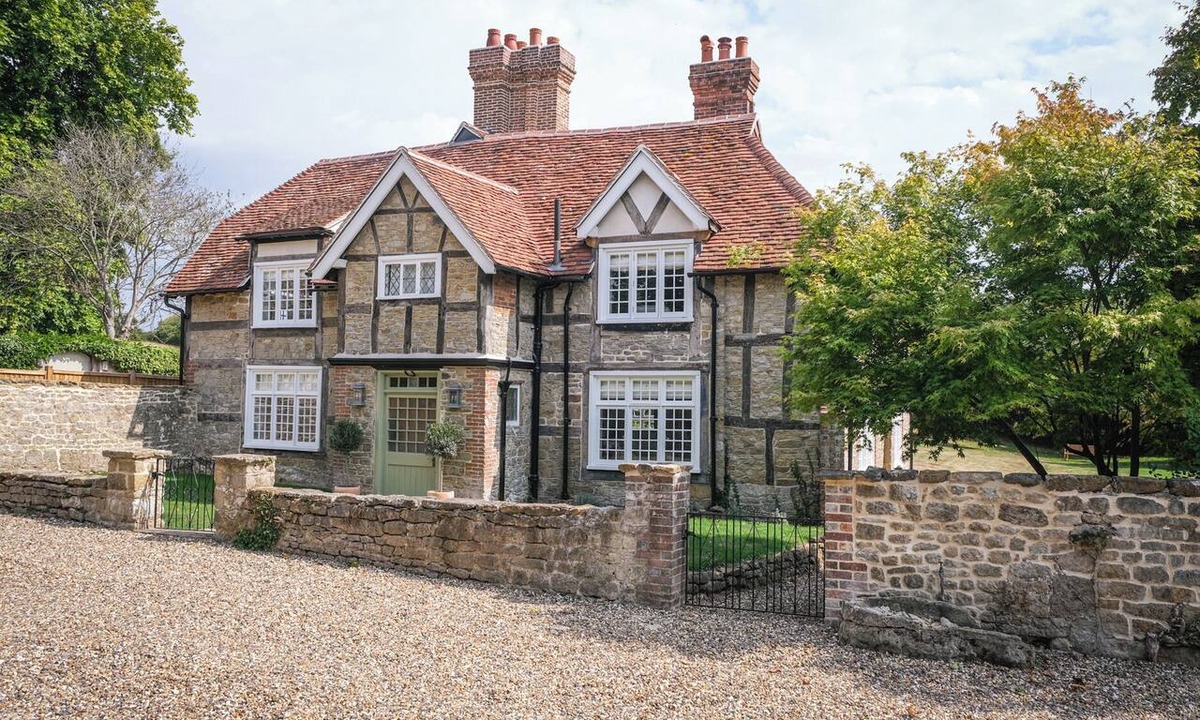 Easebourne Cottage | CHALLENS YARDE, pet friendly, character holiday cottage in Easebourne