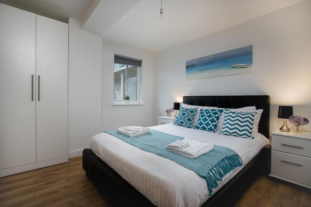 Grange Apartment | Charming 1Bed Flat with Private Balcony, Super Double Bed, Free Allocated Parking, and Easy Access to Tube & Central London