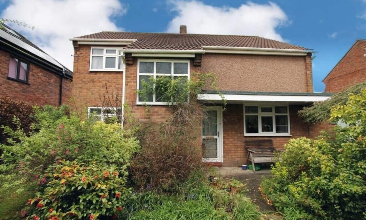 Hale House | Charming 3BR Sleeps 7 Contractor Stay Driveway
