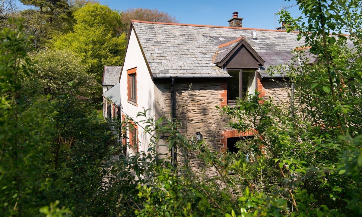 Combe Martin Cottage | Charming barn conversion, sleeps 4 in 3 bedrooms with shared swimming pool and tennis court