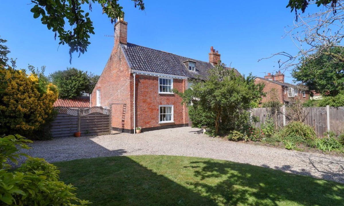 Beccles Cottage | Charming Beehive Cottage in Beccles