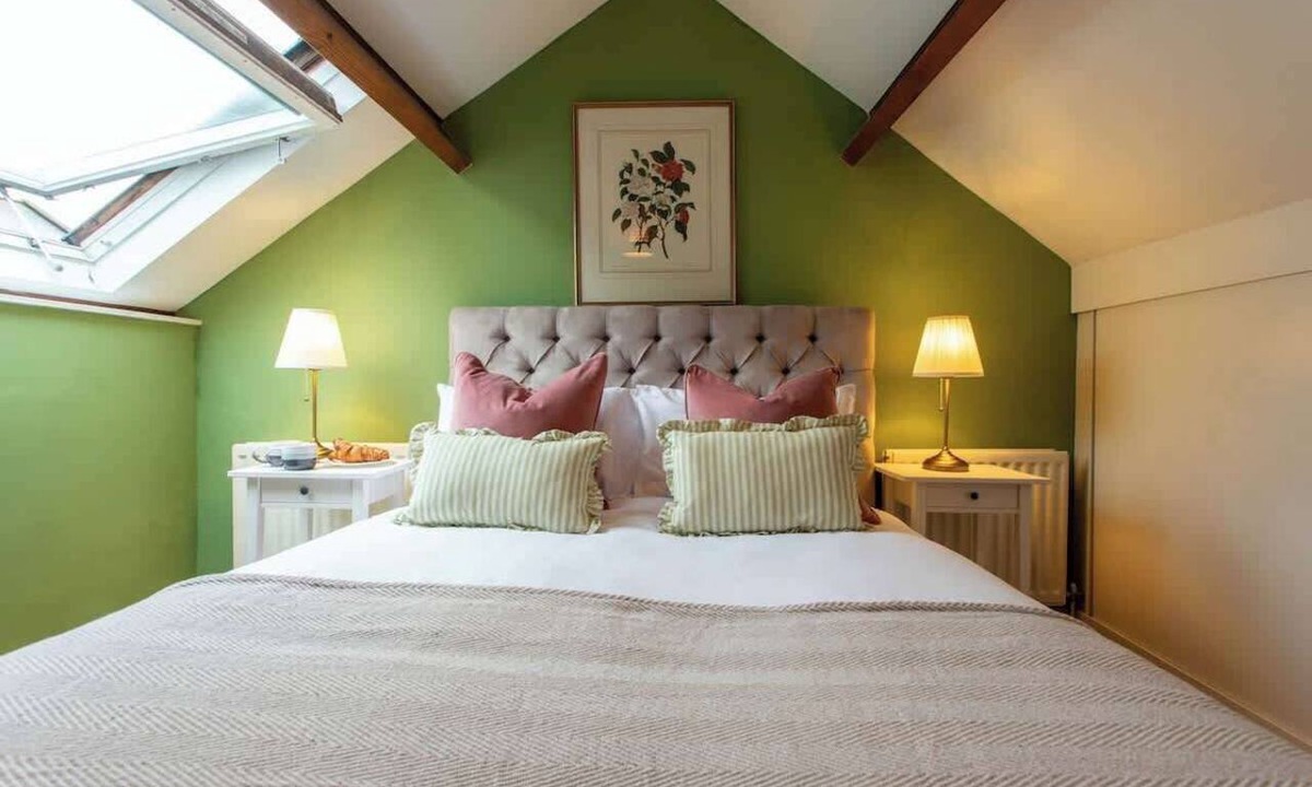 Bradford-on-Avon Apartment | Charming Central Maisonette near Bath & Cotswolds