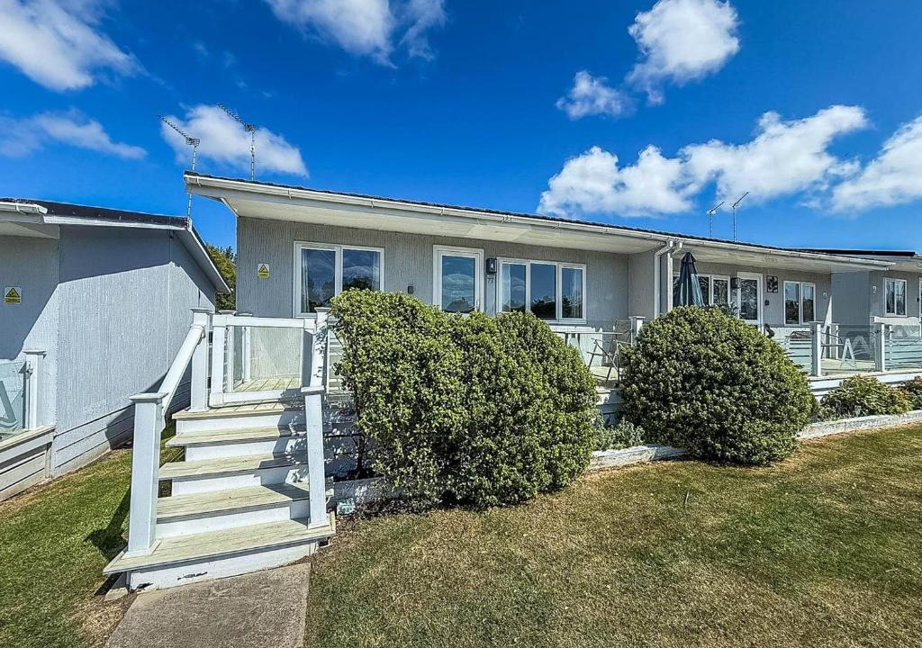 Oulton Broad Ski Chalet | Charming Chalet On A Fantastic Holiday Park In Lowestoft Ref 12077B