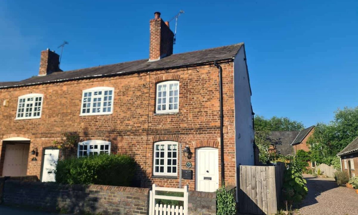 Chester House | Charming Cottage close to Chester, Garden, Parking