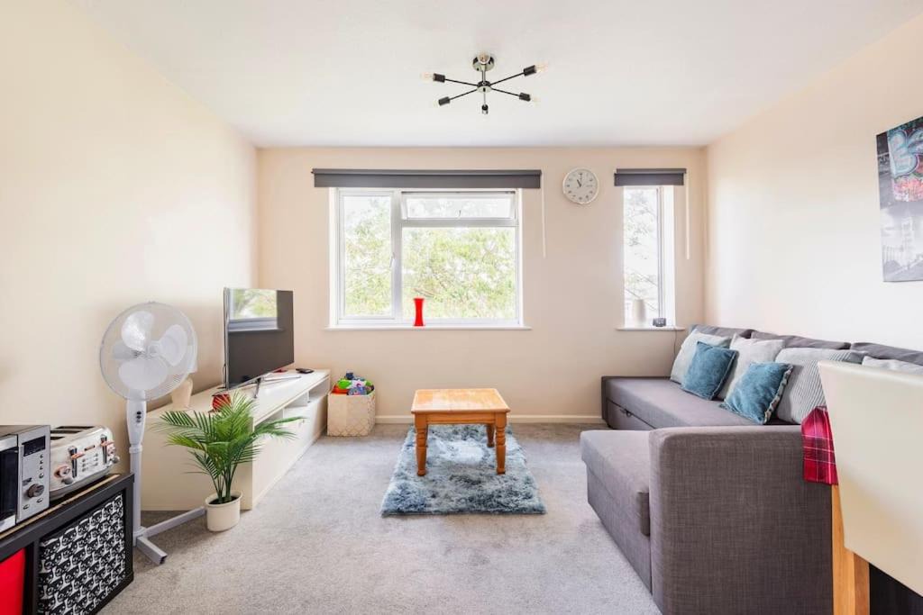 Bletchley House | Charming Entire 2-Bedroom House in Milton Keynes