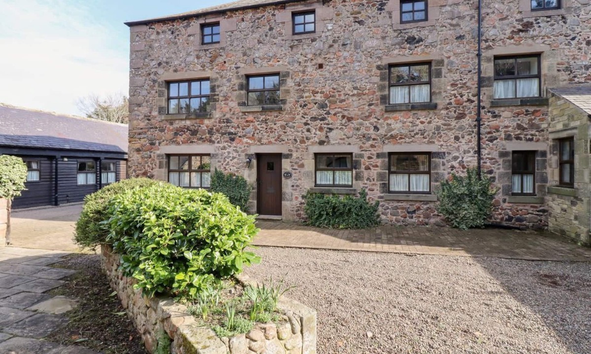 Akeld Cottage | Charming Ivy Cottage Retreat