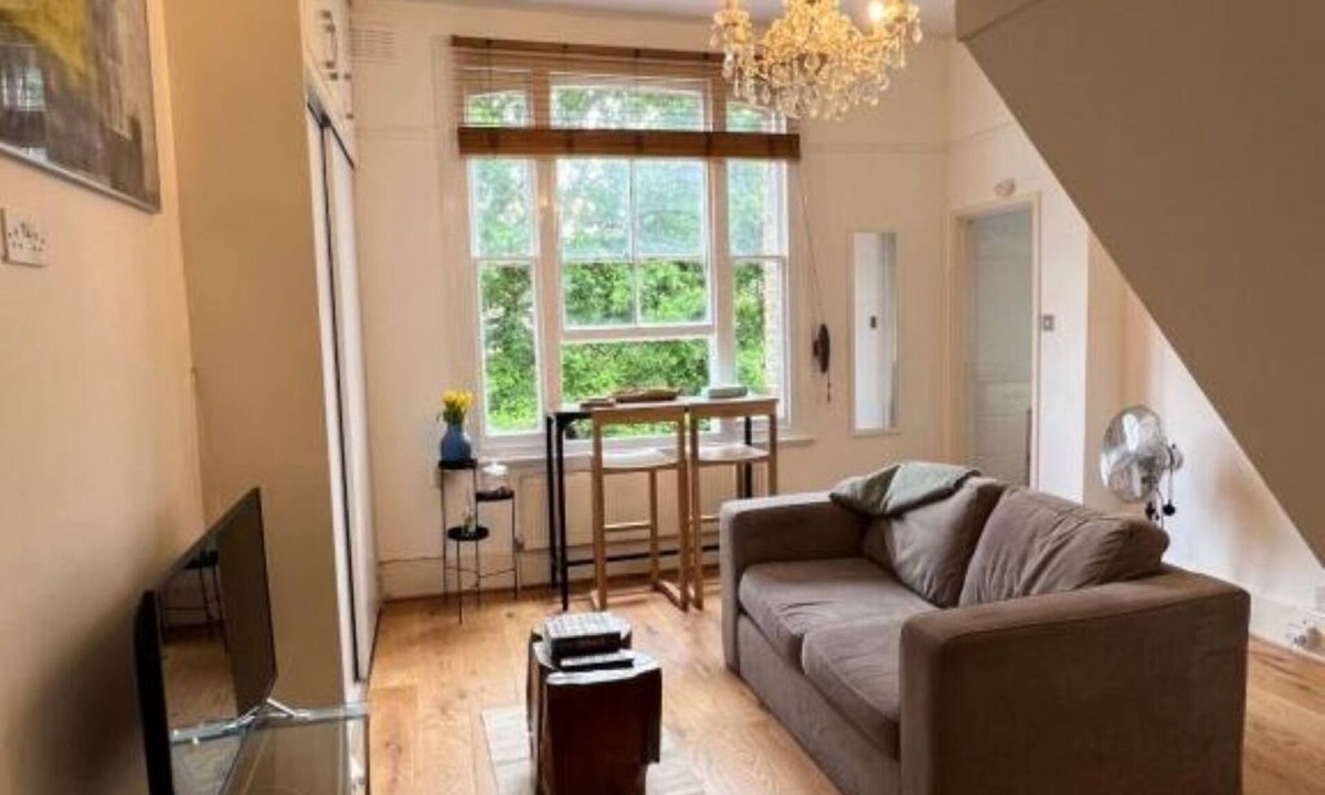 East Putney Apartment | Charming Maisonette Studio Flat in the Heart of Putney