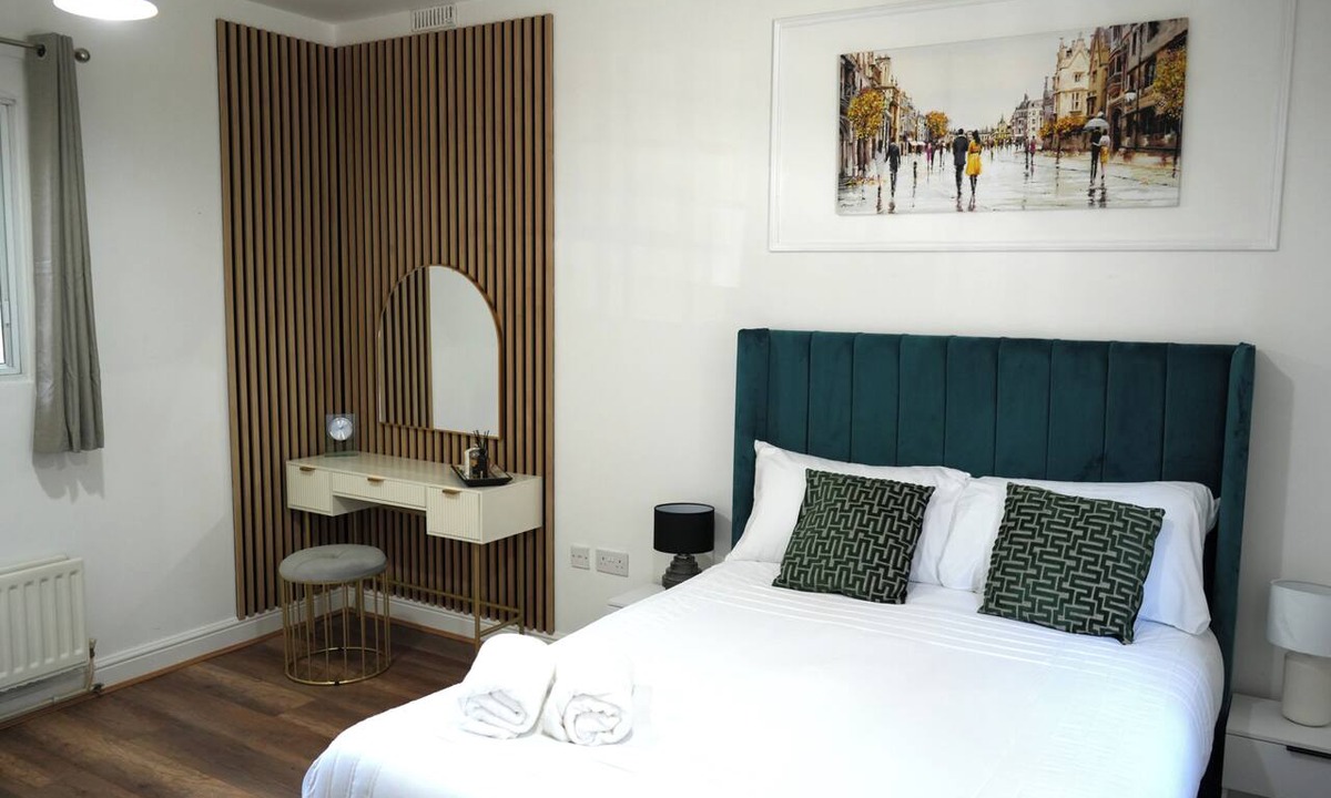 Moseley House | Charming Moseley Barn Conversion Home | Sleeps 4 | Parking for 2 Cars