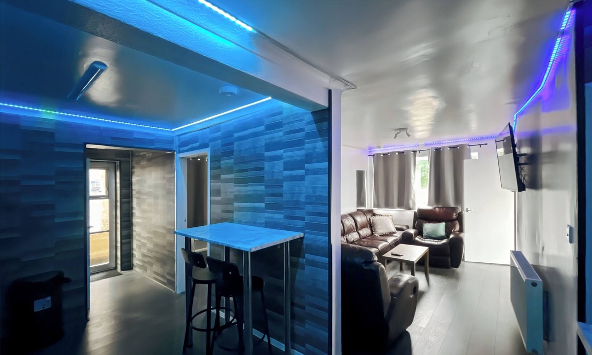 Woodingdean Apartment | Charming Retreat With Hot Tub & Sauna Sleeps 4