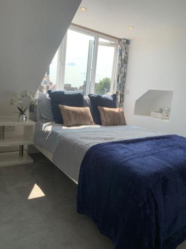 Leigh-on-Sea Apartment | Charming Studio Retreat Near Bell Wharf Beach & Adventure Island