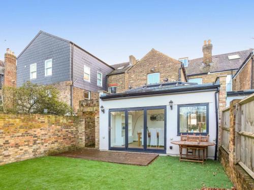Windsor House | Charming Victorian House w Parking River Walks - Pass the Keys