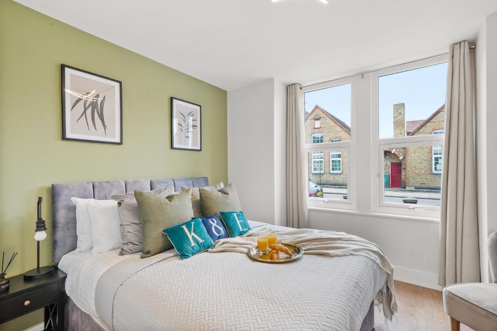 Abbey Apartment | Charming Wimbledon 3-Bed Apt with Outdoor Area