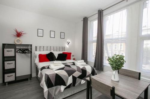 Crystal Palace Apartment | Cherry blossom studio in Sydenham