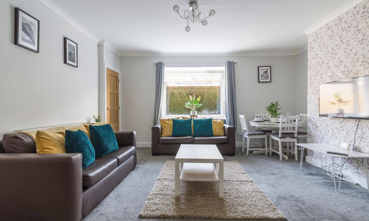 Ashington House | Chestnut House - Sleeps 4 - Pet Friendly - Parking